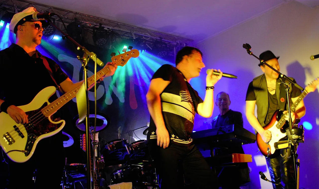 Sångare och musiker i Kapten P under en konsert